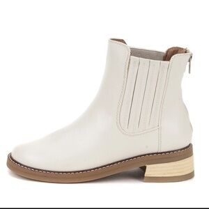 New in box. Clyde boot Yellow Box. Gorgeous light color. Multiple sizes